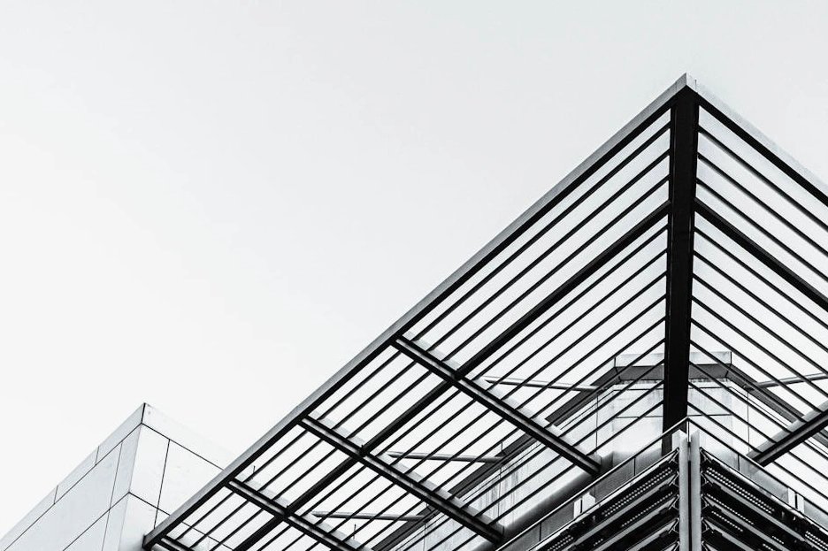 Moderno edificio per uffici che simboleggia la struttura e la crescita aziendale